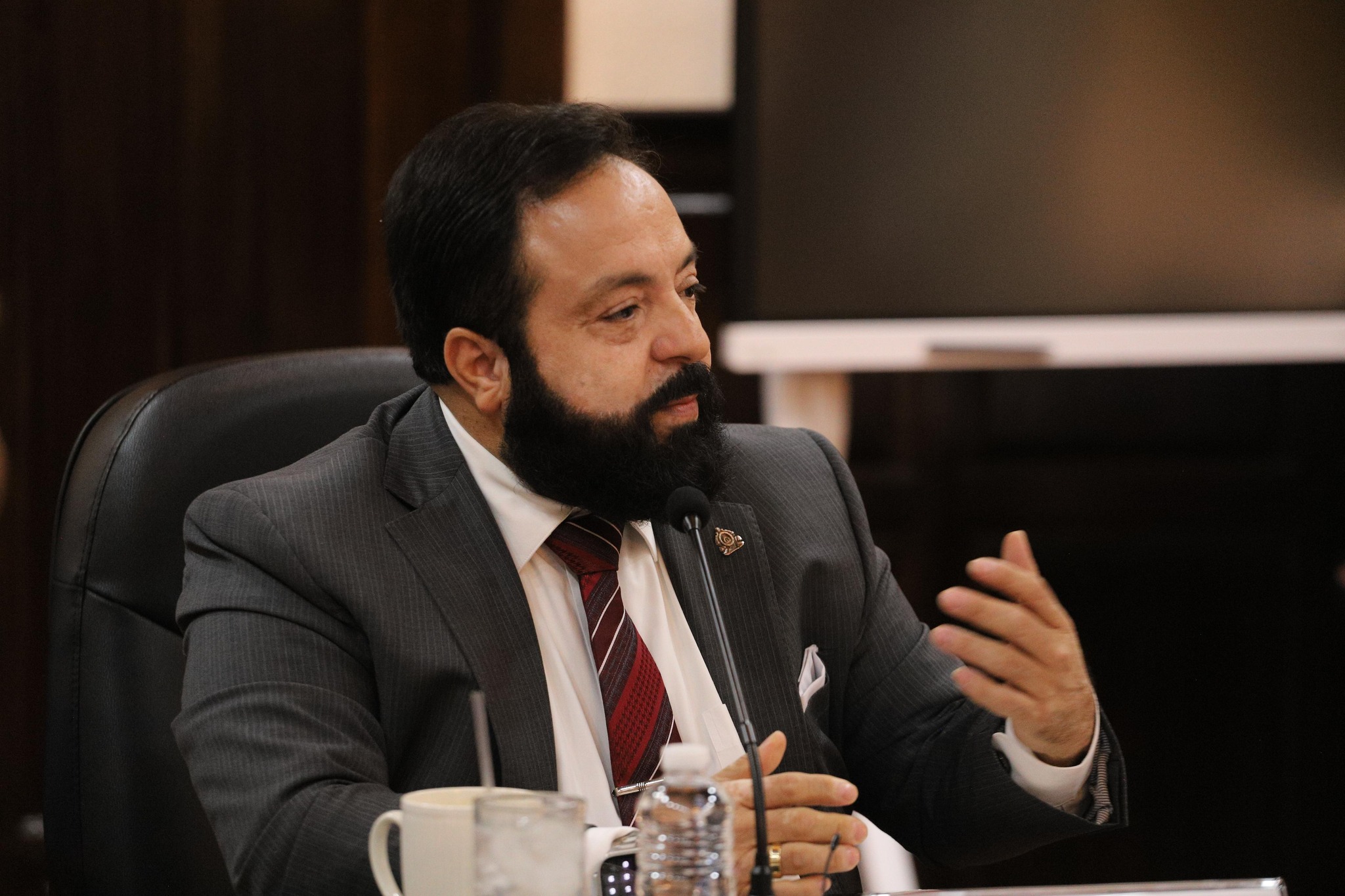 Cuestionan a Luis Redondo por posible ilegalidad en manejo de renuncia en el CNE