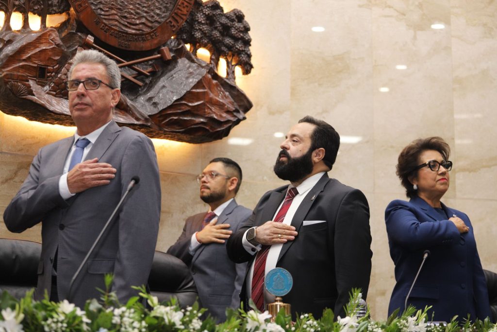 Denuncias de presunta influencia de Luis Redondo en proceso de aprobación de banco vinculado a su entorno familiar