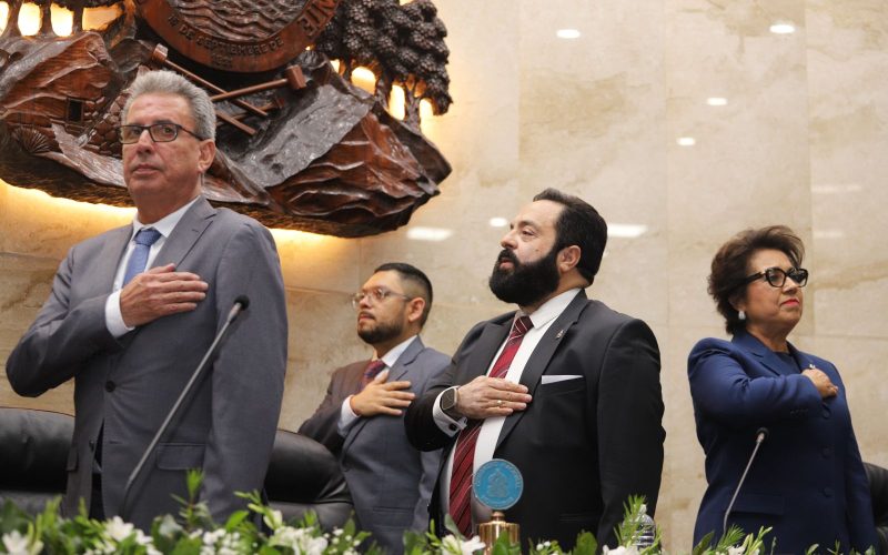 Denuncias de presunta influencia de Luis Redondo en proceso de aprobación de banco vinculado a su entorno familiar